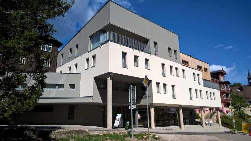Letní pohled z Černohorské ulice