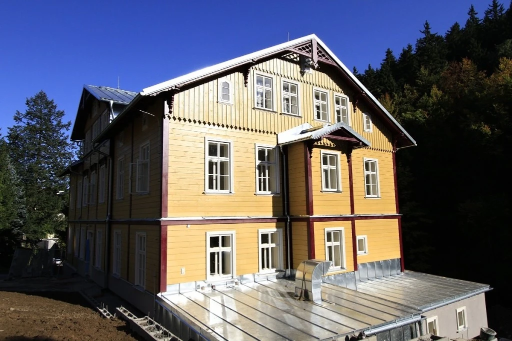 Letní pohled na dřevěnou fasádu