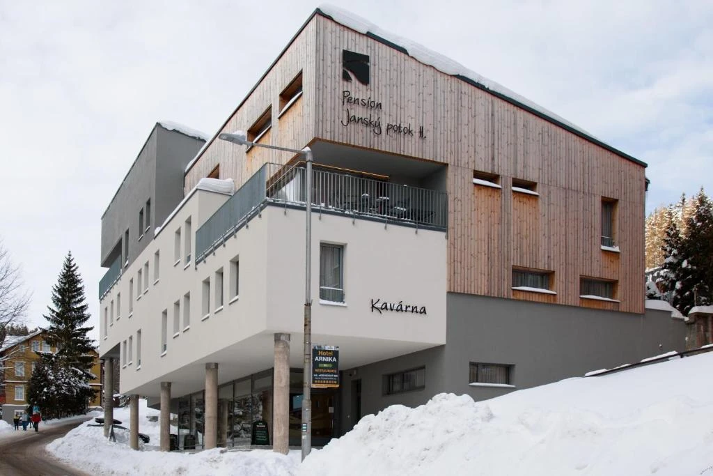 Nároží s dřevěným obkladem a kavárnou