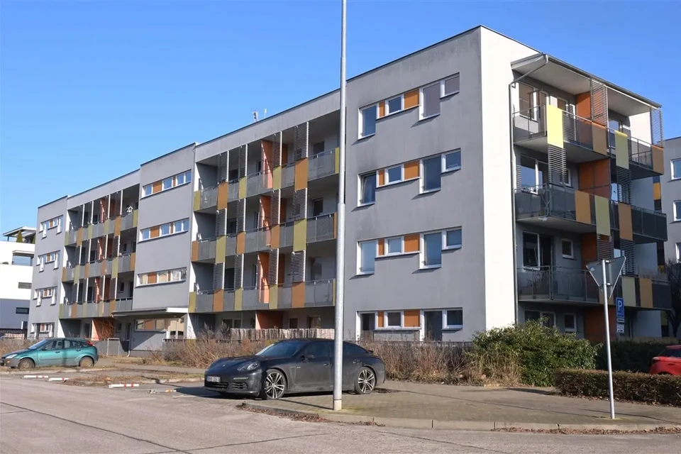 Za Terronicem – průčelí bytového domu v ulici Ve Stromovce